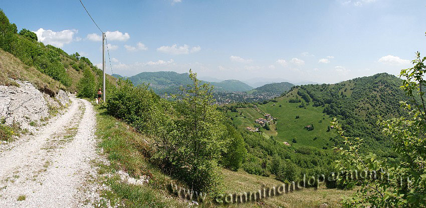 09 04354 Panoramica scendendo dalla Corna Bianca verso Salmezza sullo sfondo Selvino a dx  M Podone.jpg